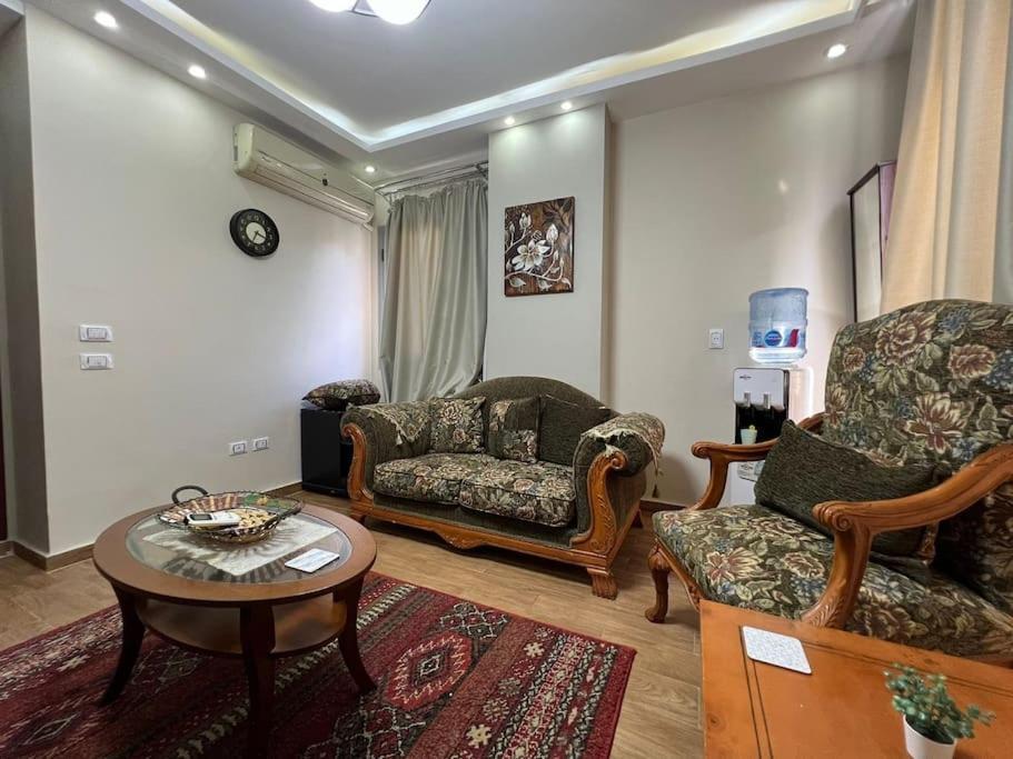 Apartment Spacious With Antique Furnishings & Views Cairo