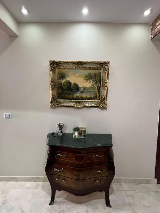 Spacious With Antique Furnishings & Views Cairo
