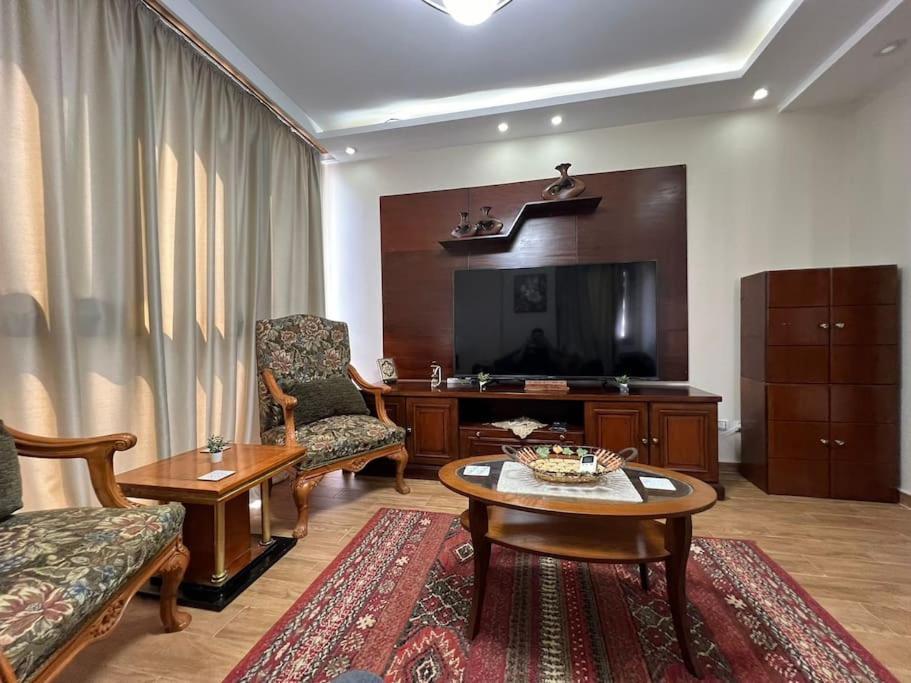 Apartment Spacious With Antique Furnishings & Views Cairo